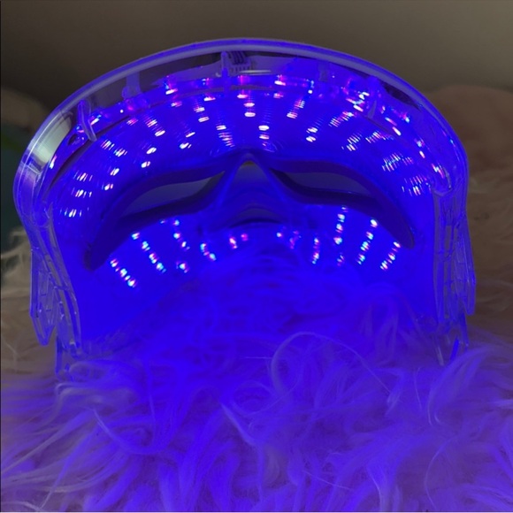 White LED Light Therapy Skincare Mask - Picture 4 of 6
